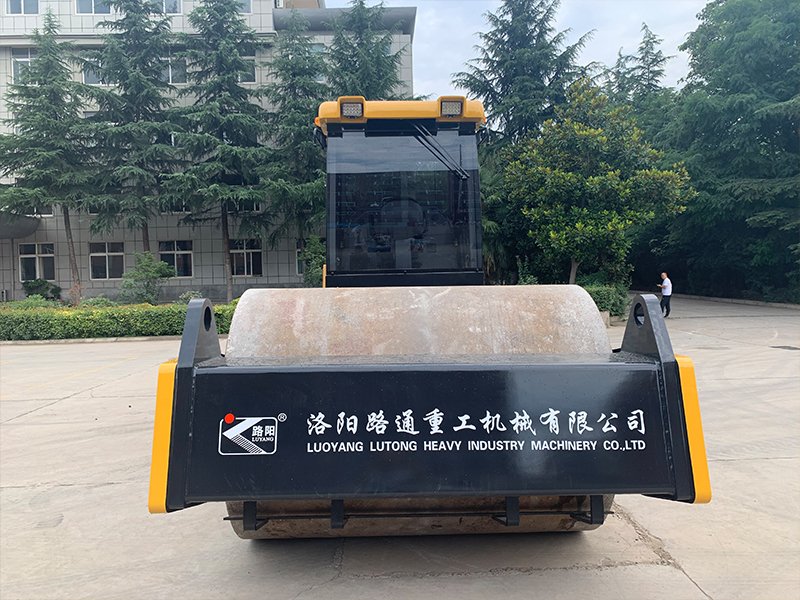 LTD726H (4WD, 26T) Hydraulic drive single drum vibratory road roller