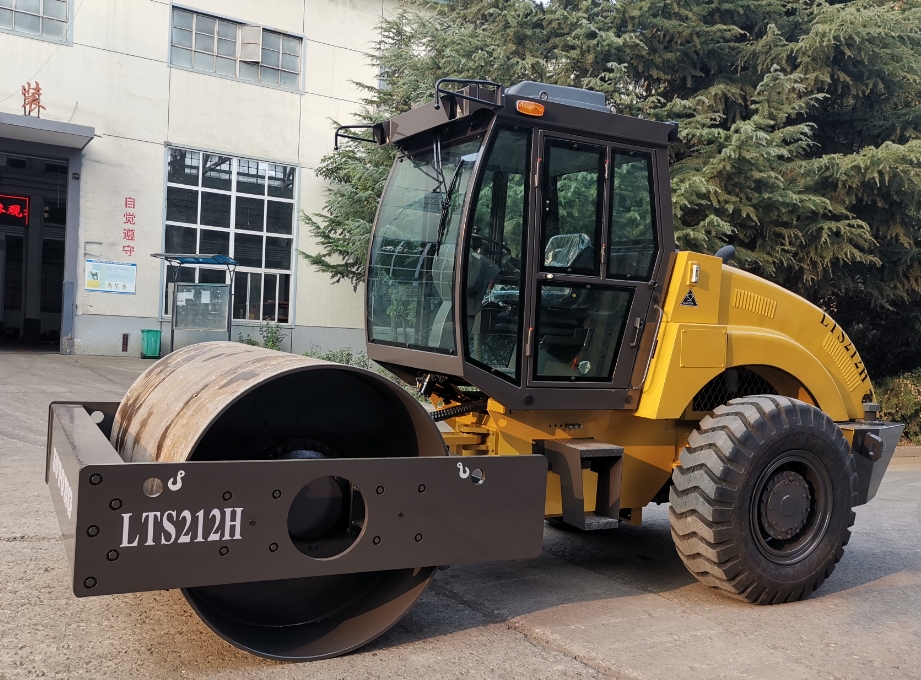 Strength & Quality｜Lutong LTS212H Full-hydraulic Single-drum Vibratory Roller